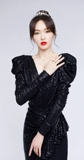 唐嫣身穿亮片黑色V领礼服长裙尽显成熟魅力写真照片