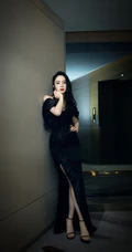 董璇黑色V领无袖连衣裙卷发红唇装扮气质写真照片