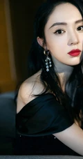 董璇黑色V领无袖连衣裙卷发红唇装扮气质写真照片