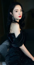 董璇黑色V领无袖连衣裙卷发红唇装扮气质写真照片