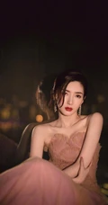 江疏影身着藕粉色裹胸纱裙，肤白貌美，锁骨，肩颈线条动人写真照片