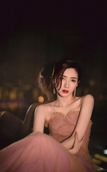 江疏影身着藕粉色裹胸纱裙，肤白貌美，锁骨，肩颈线条动人写真照片
