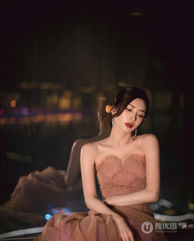 江疏影身着藕粉色裹胸纱裙，肤白貌美，锁骨，肩颈线条动人写真照片