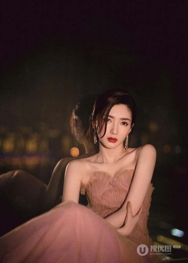 江疏影身着藕粉色裹胸纱裙，肤白貌美，锁骨，肩颈线条动人写真照片