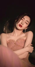 江疏影身着藕粉色裹胸纱裙，肤白貌美，锁骨，肩颈线条动人写真照片