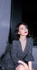 高圆圆短发红唇气质大方，碎钻V领连衣裙穿着写真图片