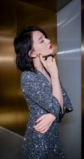 高圆圆短发红唇气质大方，碎钻V领连衣裙穿着写真图片