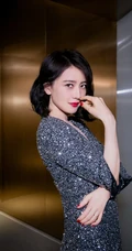 高圆圆短发红唇气质大方，碎钻V领连衣裙穿着写真图片