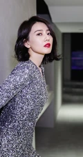 高圆圆短发红唇气质大方，碎钻V领连衣裙穿着写真图片