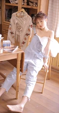 你笑起来真好看，秀色可餐漂亮可爱背带裤丸子头少女居家写真美照