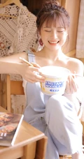 你笑起来真好看，秀色可餐漂亮可爱背带裤丸子头少女居家写真美照