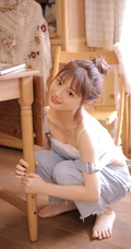 你笑起来真好看，秀色可餐漂亮可爱背带裤丸子头少女居家写真美照