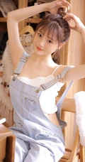 你笑起来真好看，秀色可餐漂亮可爱背带裤丸子头少女居家写真美照