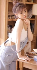 你笑起来真好看，秀色可餐漂亮可爱背带裤丸子头少女居家写真美照