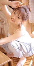 你笑起来真好看，秀色可餐漂亮可爱背带裤丸子头少女居家写真美照