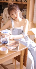 你笑起来真好看，秀色可餐漂亮可爱背带裤丸子头少女居家写真美照