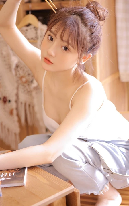 你笑起来真好看，秀色可餐漂亮可爱背带裤丸子头少女居家写真美照