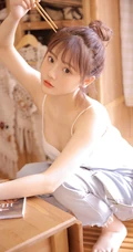 你笑起来真好看，秀色可餐漂亮可爱背带裤丸子头少女居家写真美照
