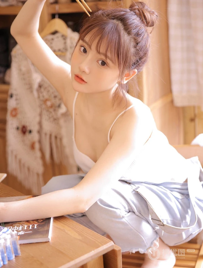 你笑起来真好看，秀色可餐漂亮可爱背带裤丸子头少女居家写真美照