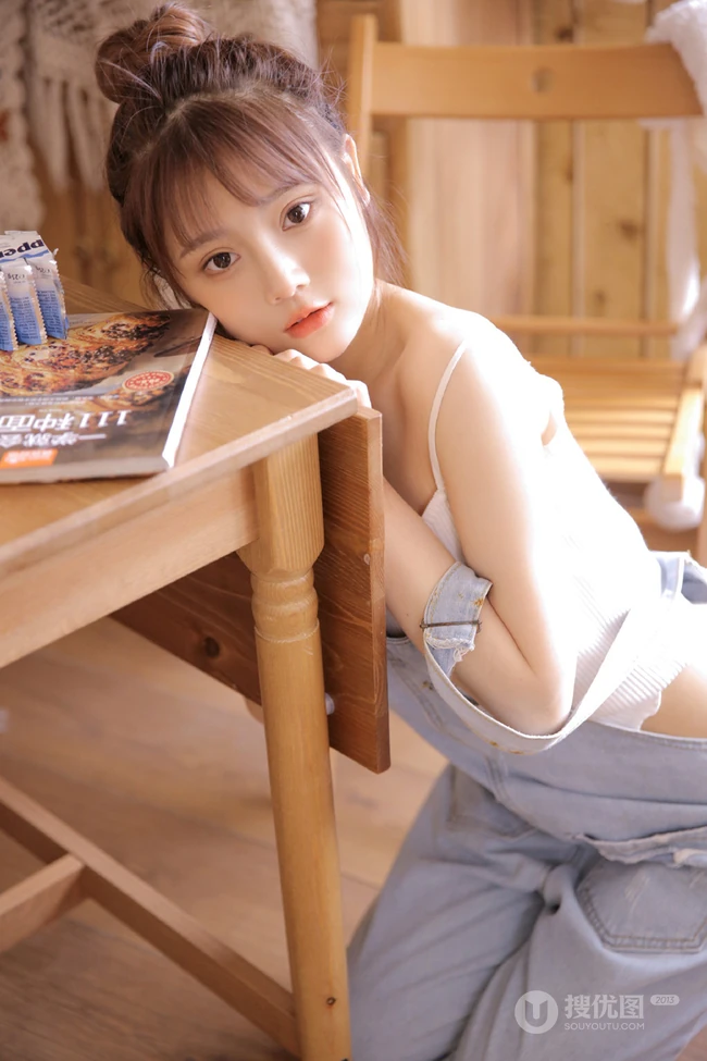 你笑起来真好看，秀色可餐漂亮可爱背带裤丸子头少女居家写真美照