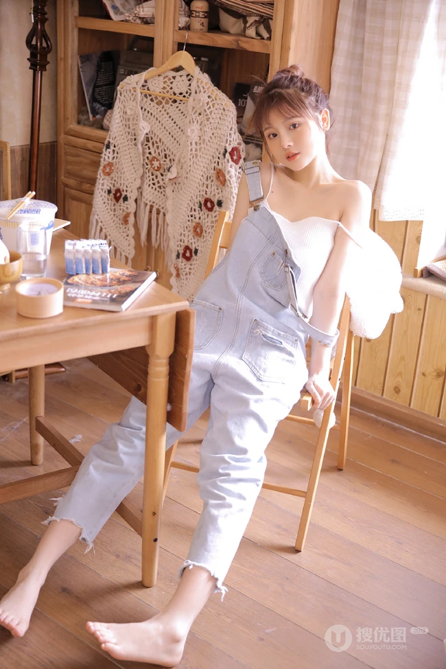 你笑起来真好看，秀色可餐漂亮可爱背带裤丸子头少女居家写真美照