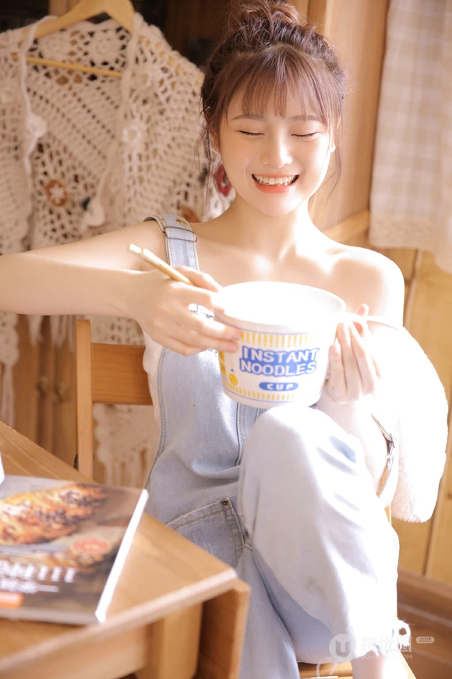 你笑起来真好看，秀色可餐漂亮可爱背带裤丸子头少女居家写真美照