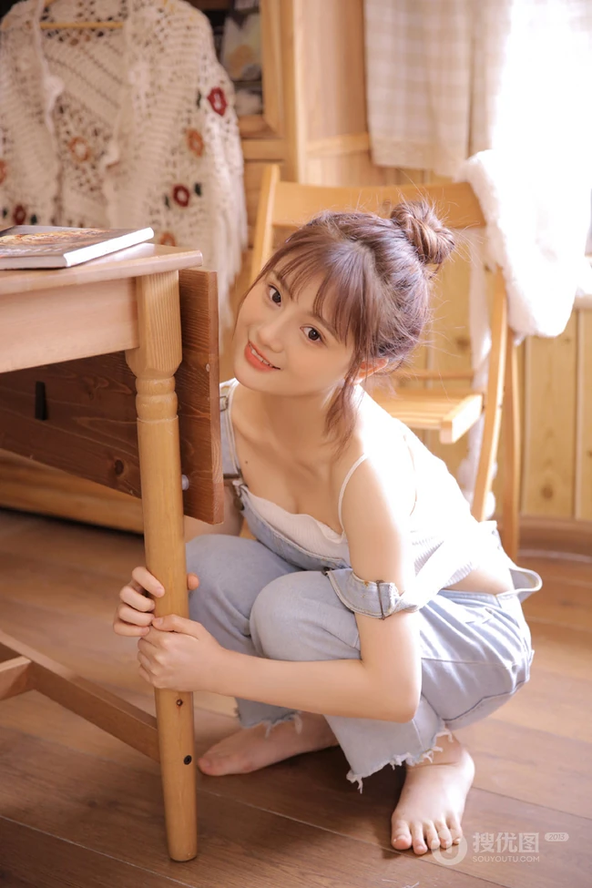你笑起来真好看，秀色可餐漂亮可爱背带裤丸子头少女居家写真美照