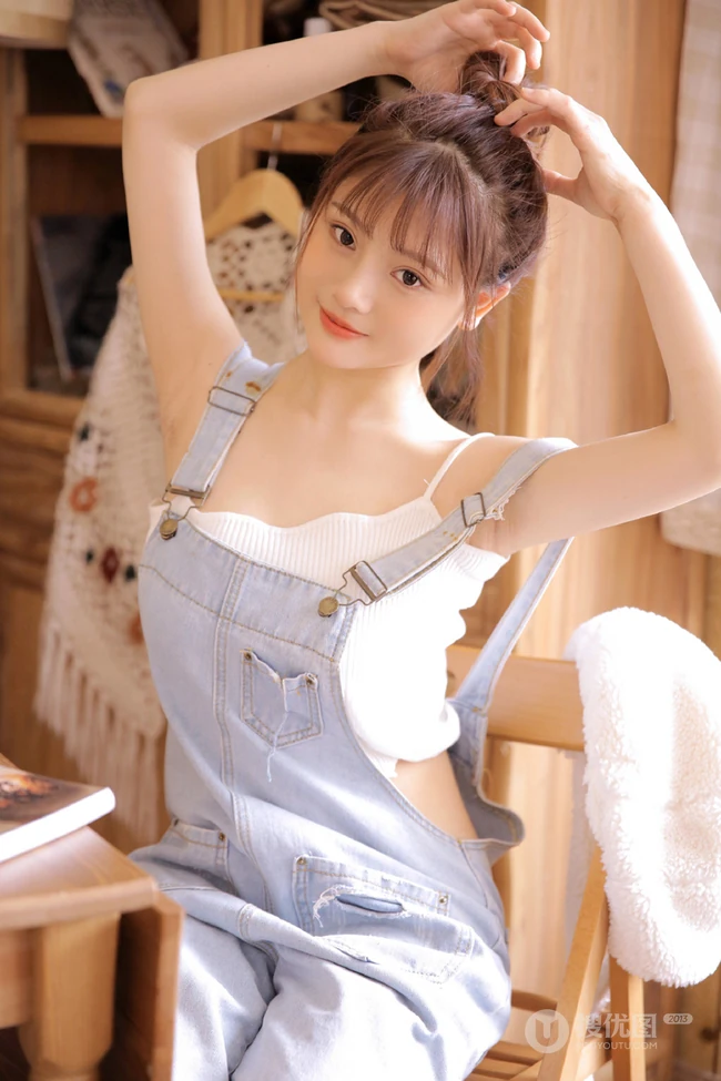 你笑起来真好看，秀色可餐漂亮可爱背带裤丸子头少女居家写真美照