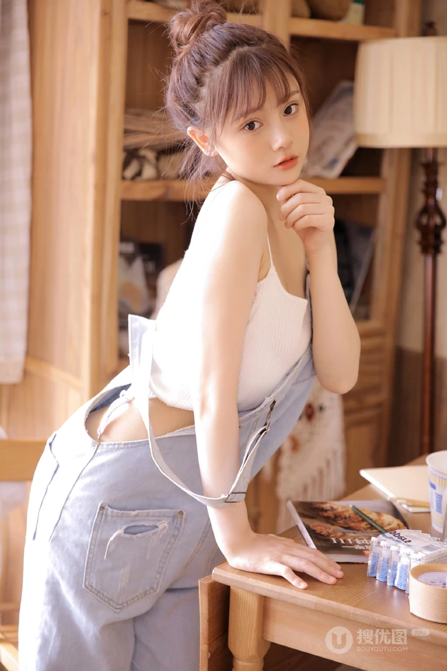 你笑起来真好看，秀色可餐漂亮可爱背带裤丸子头少女居家写真美照