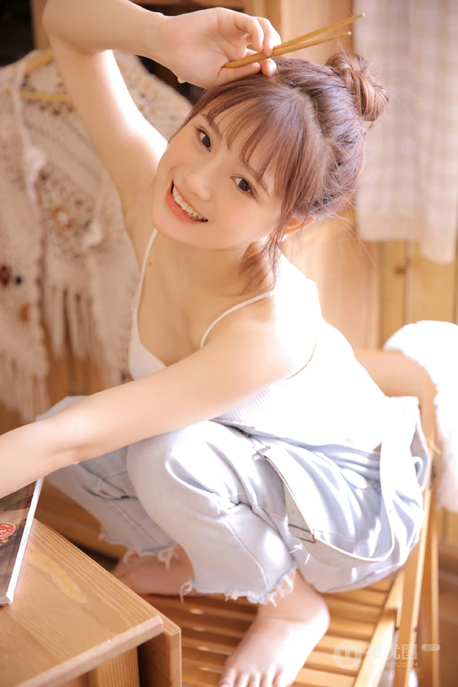 你笑起来真好看，秀色可餐漂亮可爱背带裤丸子头少女居家写真美照