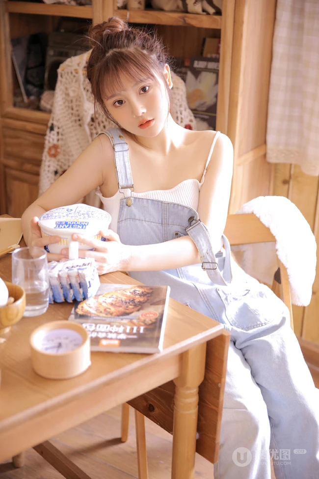 你笑起来真好看，秀色可餐漂亮可爱背带裤丸子头少女居家写真美照