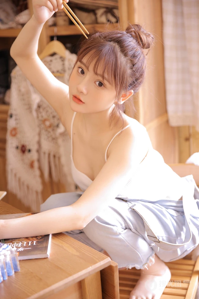你笑起来真好看，秀色可餐漂亮可爱背带裤丸子头少女居家写真美照