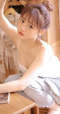 你笑起来真好看，秀色可餐漂亮可爱背带裤丸子头少女居家写真美照