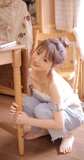 你笑起来真好看，秀色可餐漂亮可爱背带裤丸子头少女居家写真美照
