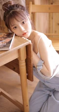 你笑起来真好看，秀色可餐漂亮可爱背带裤丸子头少女居家写真美照