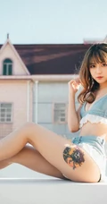 阳光下明媚的笑容，大腿有纹身的女生小猫病气质牛仔家居服热裤户外写真照