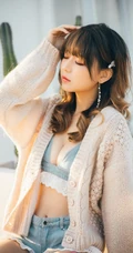阳光下明媚的笑容，大腿有纹身的女生小猫病气质牛仔家居服热裤户外写真照