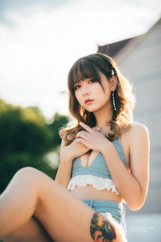 阳光下明媚的笑容，大腿有纹身的女生小猫病气质牛仔家居服热裤户外写真照