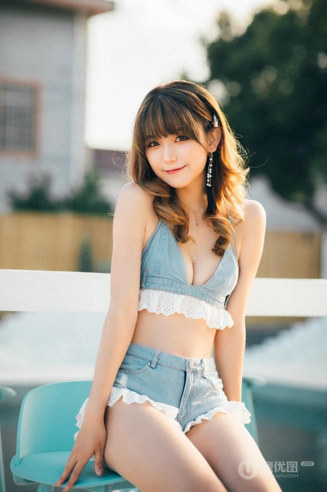 阳光下明媚的笑容，大腿有纹身的女生小猫病气质牛仔家居服热裤户外写真照
