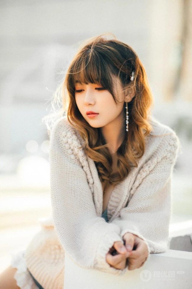 阳光下明媚的笑容，大腿有纹身的女生小猫病气质牛仔家居服热裤户外写真照