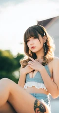 阳光下明媚的笑容，大腿有纹身的女生小猫病气质牛仔家居服热裤户外写真照