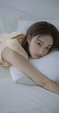 漂亮女生吴佳怡镂空毛衣，背带裤不同穿搭清新清新室内沙发写真照