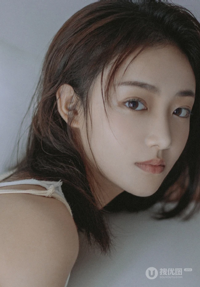 漂亮女生吴佳怡镂空毛衣，背带裤不同穿搭清新清新室内沙发写真照