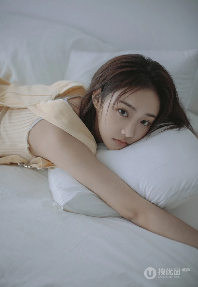 漂亮女生吴佳怡镂空毛衣，背带裤不同穿搭清新清新室内沙发写真照