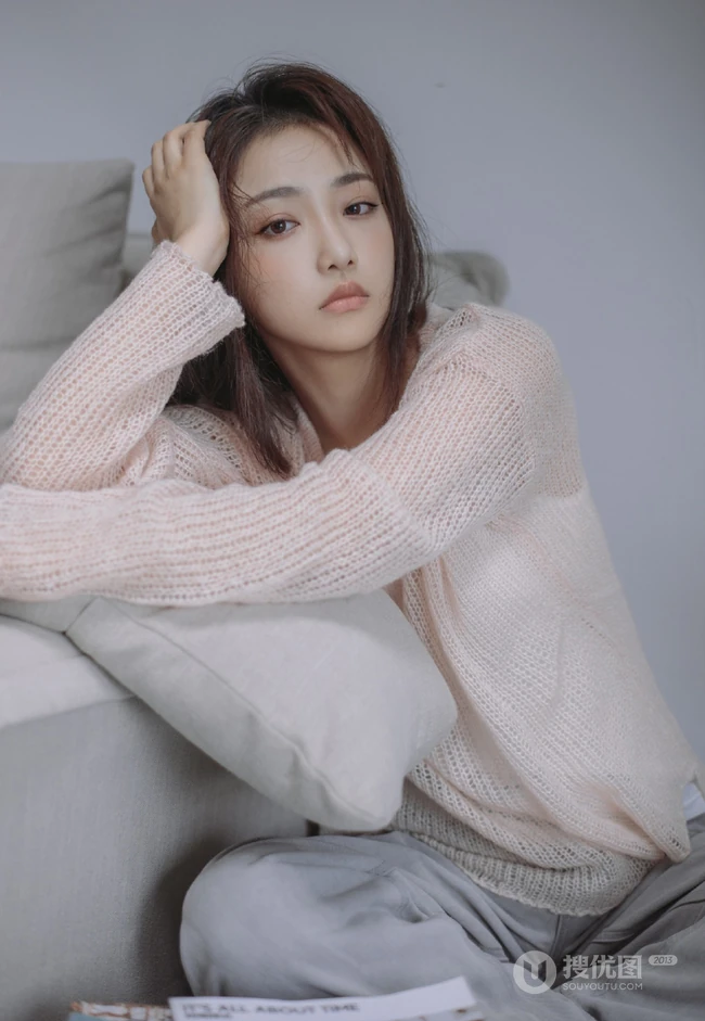 漂亮女生吴佳怡镂空毛衣，背带裤不同穿搭清新清新室内沙发写真照