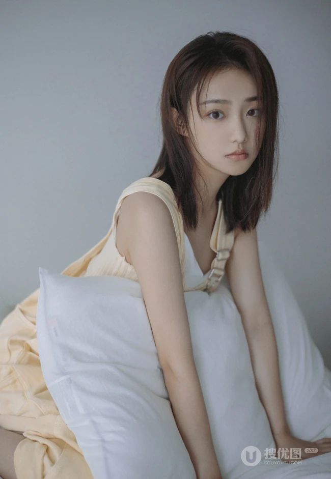 漂亮女生吴佳怡镂空毛衣，背带裤不同穿搭清新清新室内沙发写真照