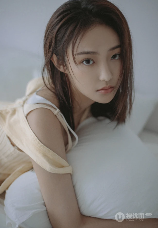 漂亮女生吴佳怡镂空毛衣，背带裤不同穿搭清新清新室内沙发写真照