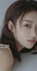 漂亮女生吴佳怡镂空毛衣，背带裤不同穿搭清新清新室内沙发写真照