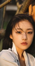 阳光明媚，身着休闲睡衣的吴佳怡户外树上木椅子上慵懒写真美照