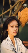 阳光明媚，身着休闲睡衣的吴佳怡户外树上木椅子上慵懒写真美照